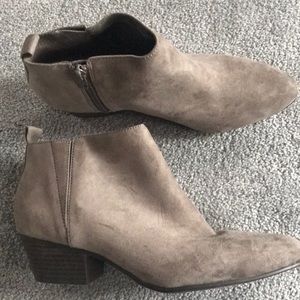 Old navy ankle boots size 8 new